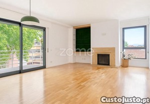 Apartamento T3 Com Varanda E Garagem, Foz Velha