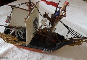 Barco de Piratas em óptimo estado