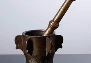 Almofariz com mão em bronze - Séc. XVI