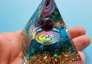 Pirâmide de Orgonite com Ametista "OM"