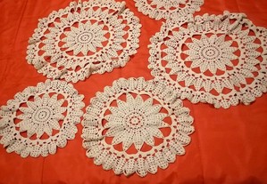5 naperons redondos em crochet 50cm (2) 38cm (1)