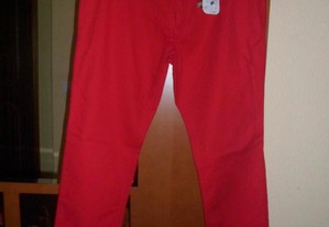 calças com etiqueta cor vermelha para rapaz