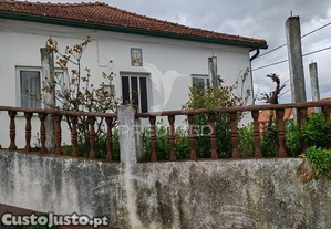 Moradia t2+1 localizada em seiça, ficando próxima de comércios, escolas e serviços.