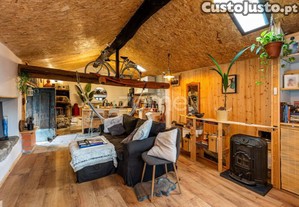 Moradia De 2 Pisos - T1, Totalmente Remodelada,...