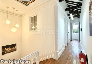 Prédio De 2 Pisos Com 4 T0s E Logradouro, No...