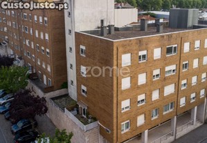 Apartamento T4 Com Garagem E Arrumos - São...