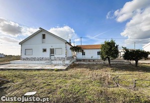 Moradia Isolada implantada em lote com 1800 m2 na Aldeia Nova da Aroeira