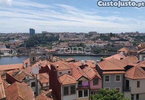 Prédio Com Vista Rio Na Zona Histórico Do Porto