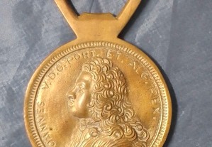 Medalha de bronze dos anos 60 com abre caricas