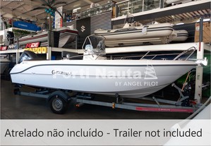 Embarcação de recreio Capelli Cap 21 Open com 1 motor fora-de-borda Yamaha F130LA. Capacidade para 7 pessoas.