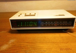 Radio despertador SANYO modelo RM 5008