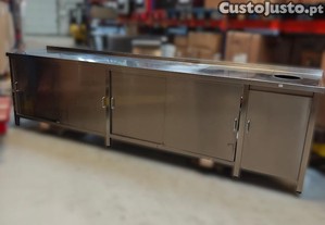 Bancada em inox c/ 2 prateleiras e portas de correr (3150x600x860mm)
