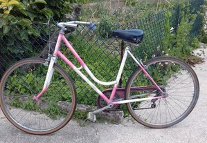 Bicicleta antiga de senhora francesa com mudanças