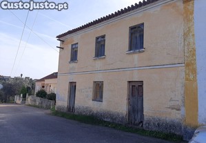 Moradia para recuperao, num lote de 1080m2, Carvalhal, Abrantes