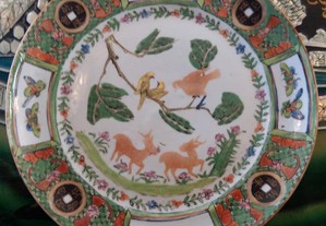 Disponível... Prato em porcelana chinesa, período Qinlong, cerca de 1750,