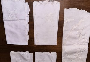 Conjunto de guardanapos brancos bordados