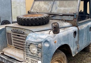 Land Rover antigo Defender ou Serie acidentado