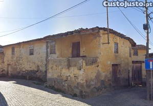 Casa em granito e pátio interior para reabilitar