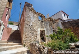 Moradia em Ruina no centro Histórico de Cheleiros