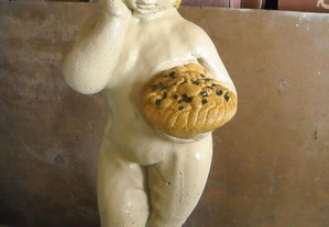 Estátua menino com cesto de uvas