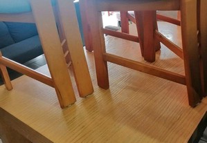 Mesa em Madeira com 04 cadeiras