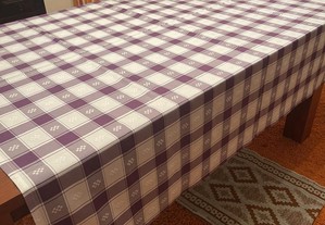 Toalha de mesa quadrada aos quadrados branca e lilás