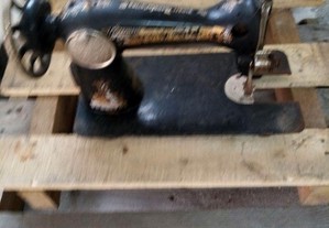 Cabeça de uma máquina de costura antiga stura antiga antiga da marca singer...