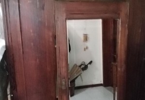 Roupeiro antigo madeira 1 porta/ Negociável