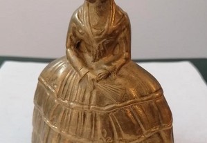 Campainha em bronze, dama antiga e leque