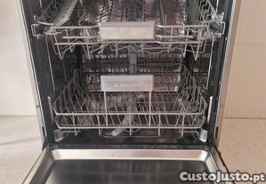 Máquina de Lavar Loiça Indesit.