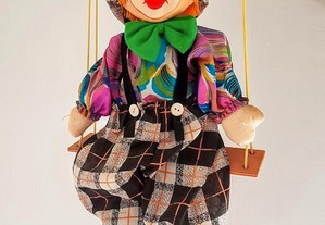 Boneco marioneta palhaço no baloiço da década 1980