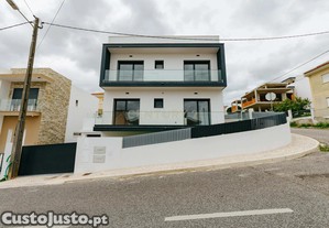 Moradia T4 com piscina e uma excelente exposição solar