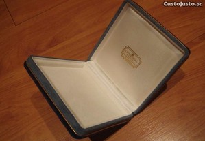 Caixa guarda joias antiga almofadada e acetinada
