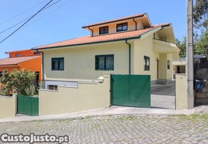 Moradia térrea, T3, de 4 frentes, em São Cosme