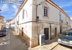 Apartamento T3 +1 da banca inserida no rés-do-chão de um edifício de três pisos, em pleno centro de Borba