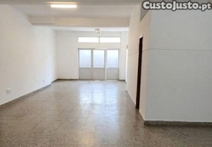 Loja / Estabelecimento Comercial em Faro (Sé e São Pedro) de 111,00 m²