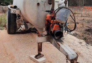 Cisterna despeja fossas