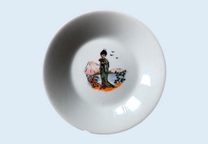 2 pratos raros Vista Alegre em porcelana com figura de mulher e paisagem oriental (1947-1968)