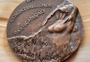 Medalha em bronze comemorativa do dia internacional da mulher 8 Março 1975