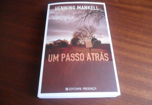 "Um Passo Atrás" de Henning Mankell - 1ª Edição de 2006