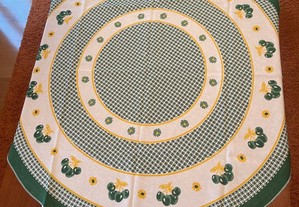 Toalha de mesa redonda branca, amarela e verde com motivos de cerejas