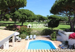 Charmosa moradia V4 perto da marina com vista golfe em Vilamoura, Algarve