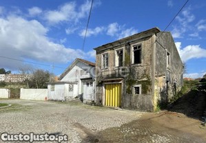 Moradia T3 Para Recuperar E Armazém Em Nogueira...