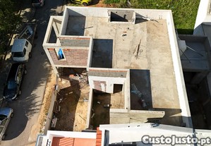 Terreno com Moradia T3+1 em Construção em Portimão