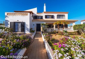 Casa / Villa T7 em Montenegro de 331 m²