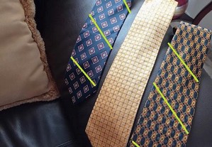 Lote de três gravatas, sóbrias, elegantes e clássicas - Várias Marcas