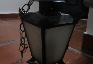 Pequena lanterna, de teto, em ferro fundido