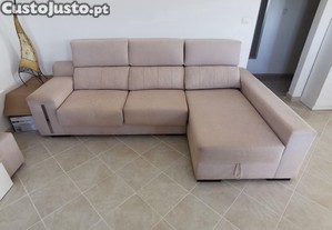 sofá bege em forma de L