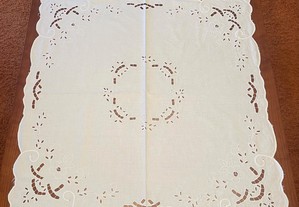 Toalha de mesa quadrada branca em meio linho 2