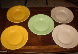 5 pratos faiança coloridos Fábrica Sacavém